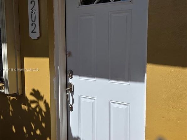 3700 NW 62nd Ave APT 202