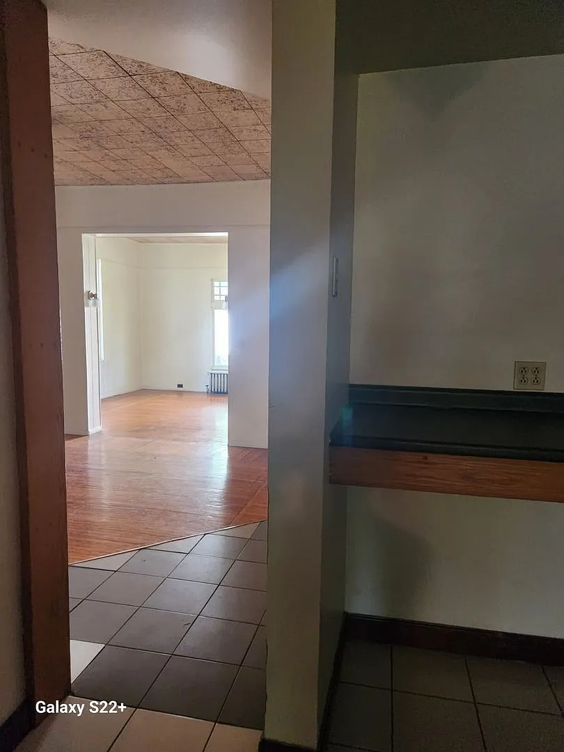 2526 Broad Avenue — Photo 3