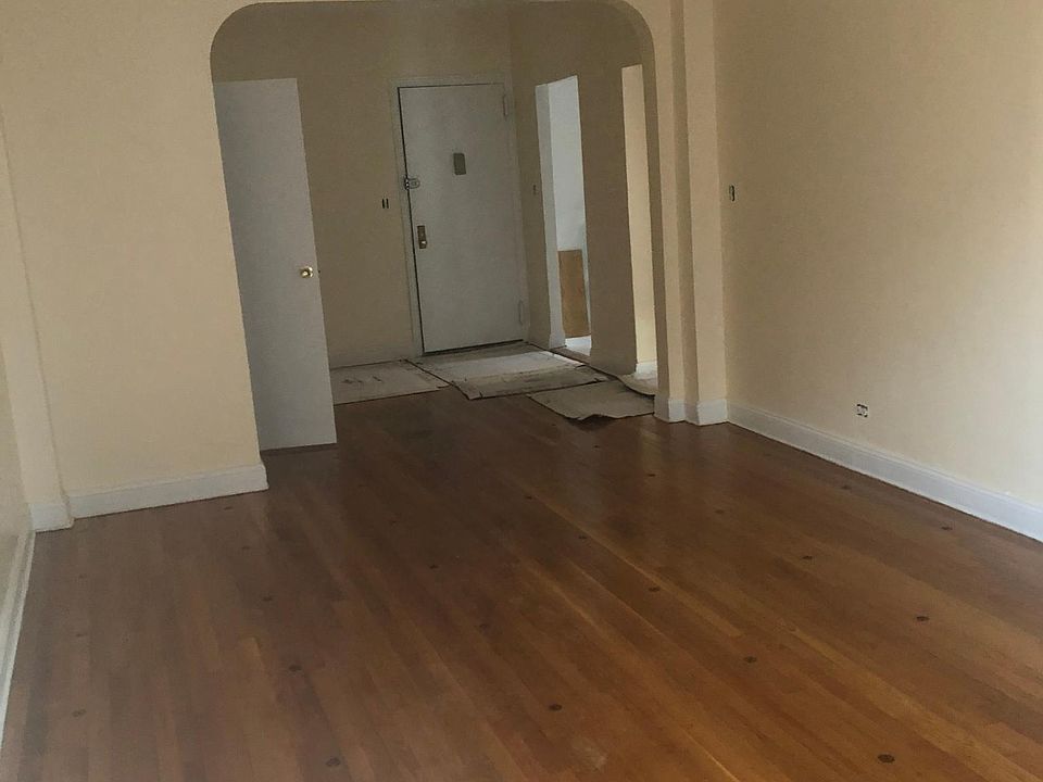 GIGANTIC LIVING ROOM PICTURES DOESN'T REPRESENT THE SIZE