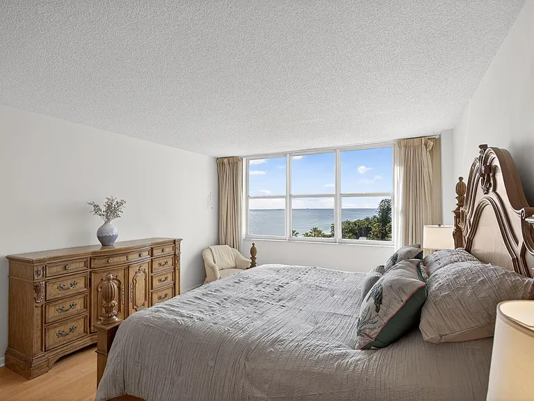 1147 Hillsboro Mile #908 — Photo 16