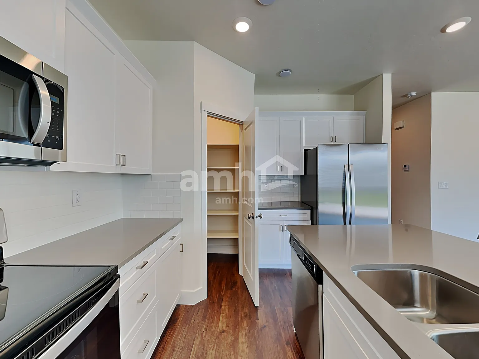 3 bed, 2.5 bath, 1860 sqft, $2,385 — Photo 3