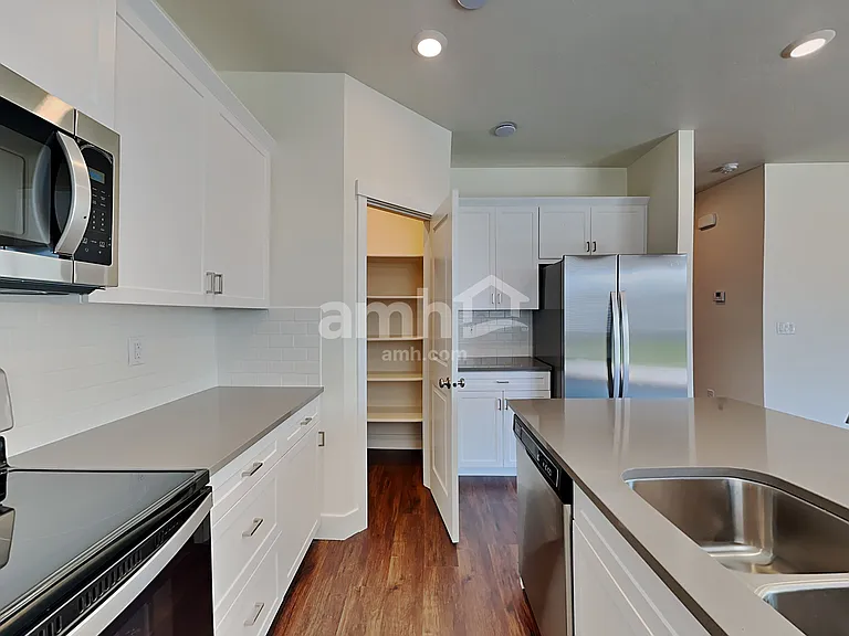 955 Moorside Ave — Photo 3
