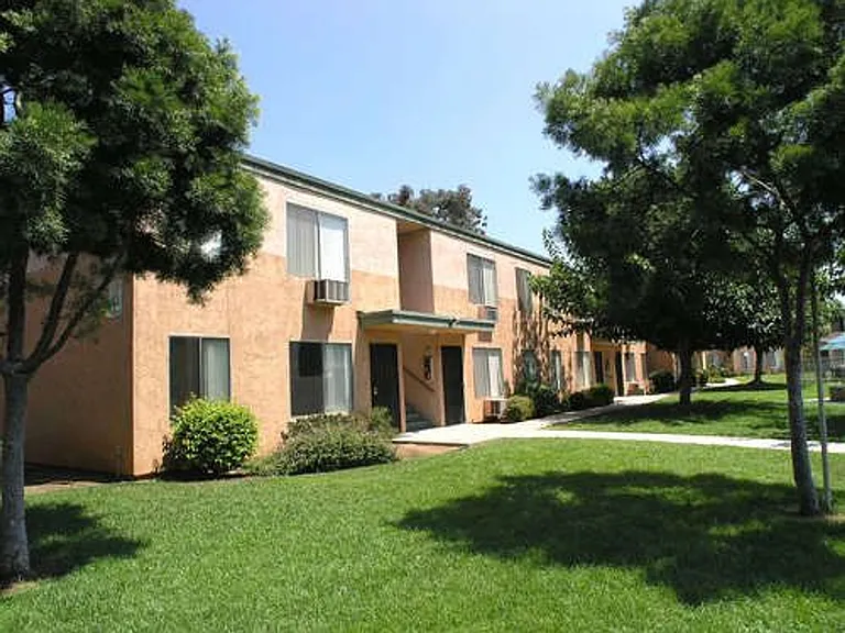 Spacious 2 Bedroom Apartments at The Courtyards in El Cajon — Photo 12