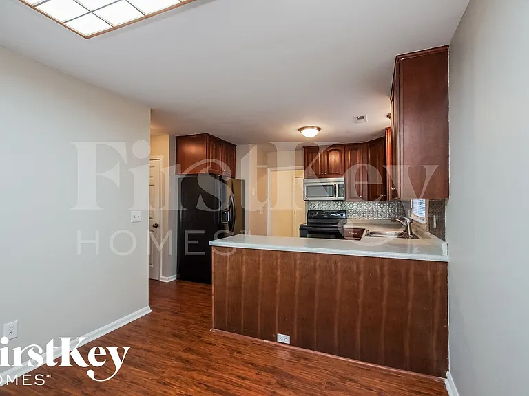 908 Foxborough Rd — Photo 7
