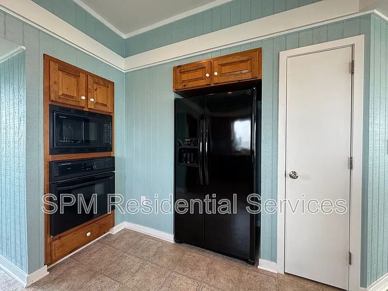 1154 Monroe Ln — Photo 8