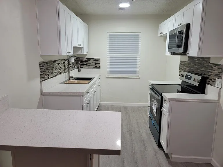1709 S Hobart Blvd — Photo 14