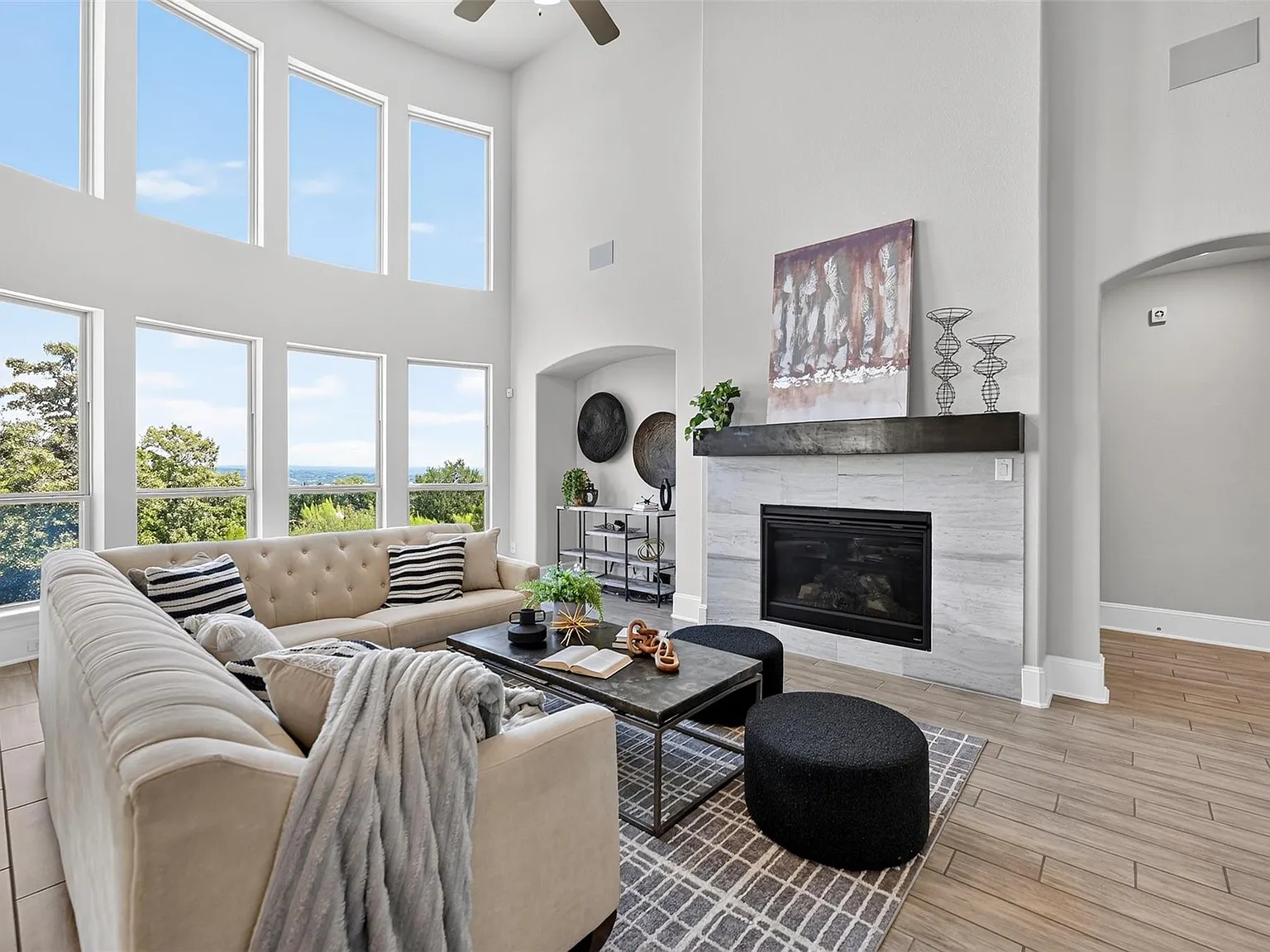 4 bed, 3.5 bath, 3837 sqft, $5,500 — Photo 3