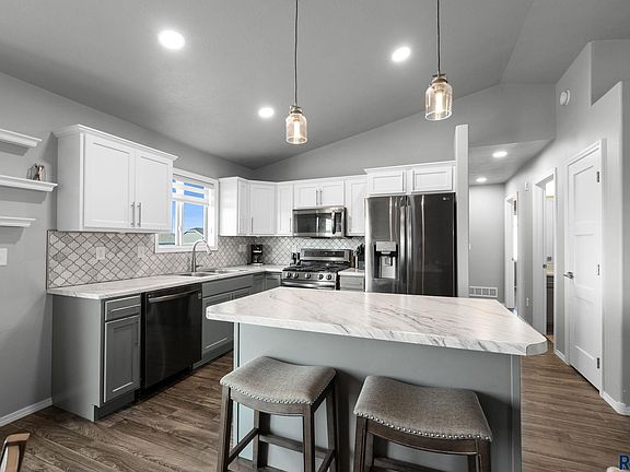 2nd image of 615 Creekside Trl