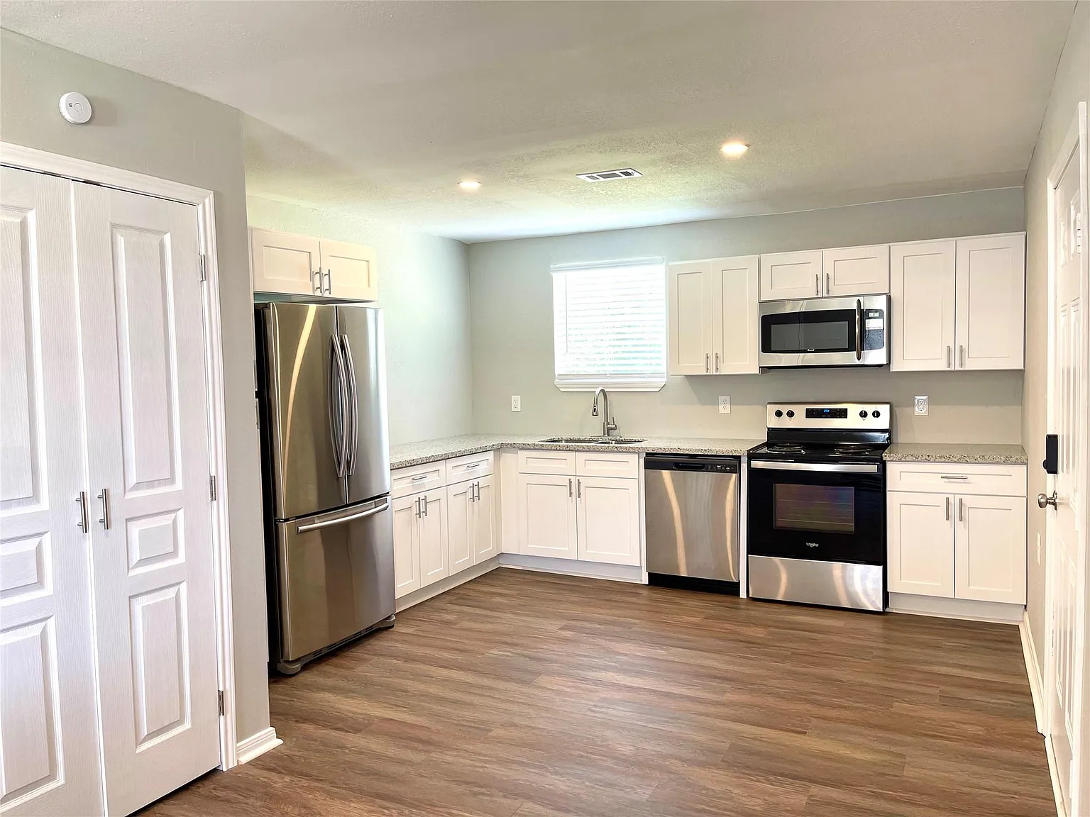 2 bed, 1.0 bath, 832 sqft, $1,350 — Photo 3