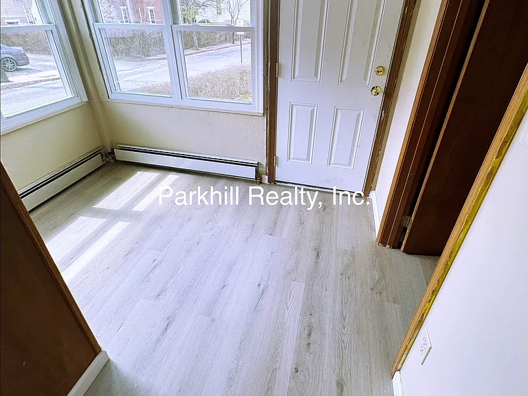 154 S Broadway — Photo 4