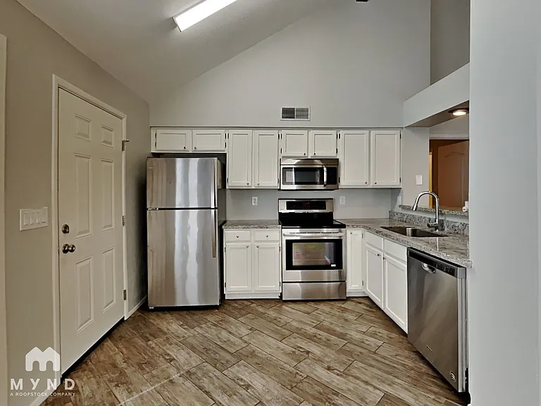 2265 W Ross Ave — Photo 6