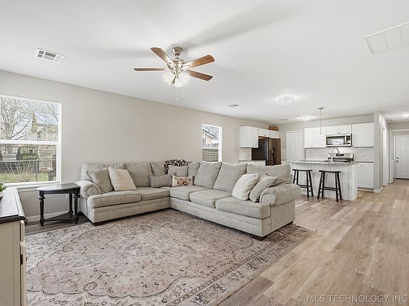 4th image of 607 Valley Dr