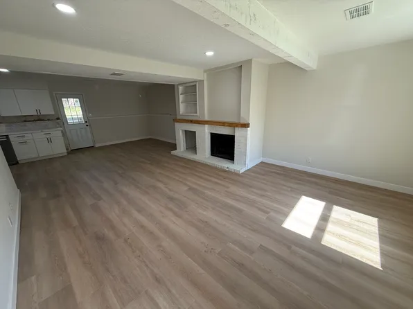 1430 E Willow Dr, Olathe, KS 66062