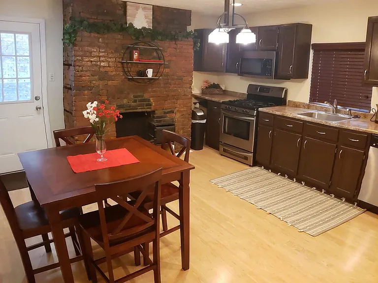 1017 Sarah St — Photo 3
