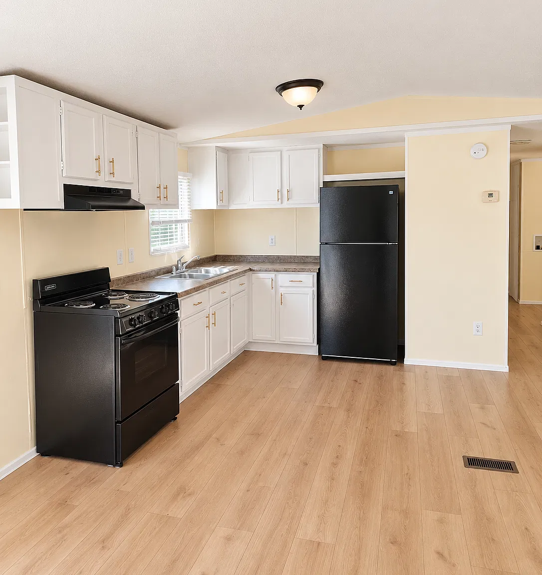 3 bed, 832 sqft, $995 — Photo 2