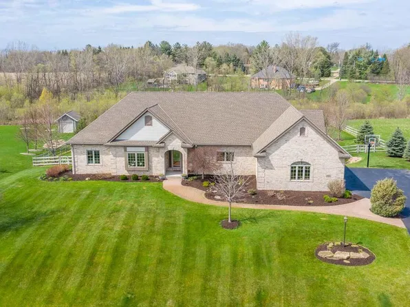 S64W22890 Garrett DRIVE, Waukesha, WI 53189