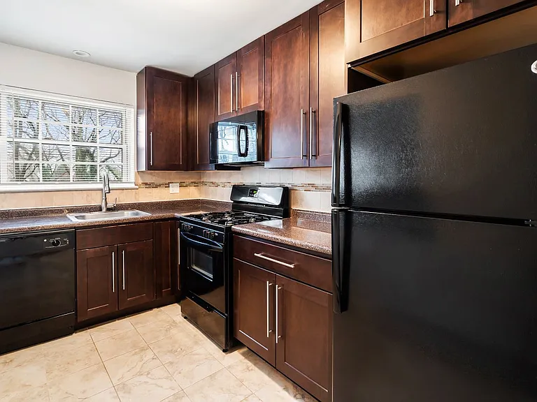 Chelsea Village Apartments — Photo 6