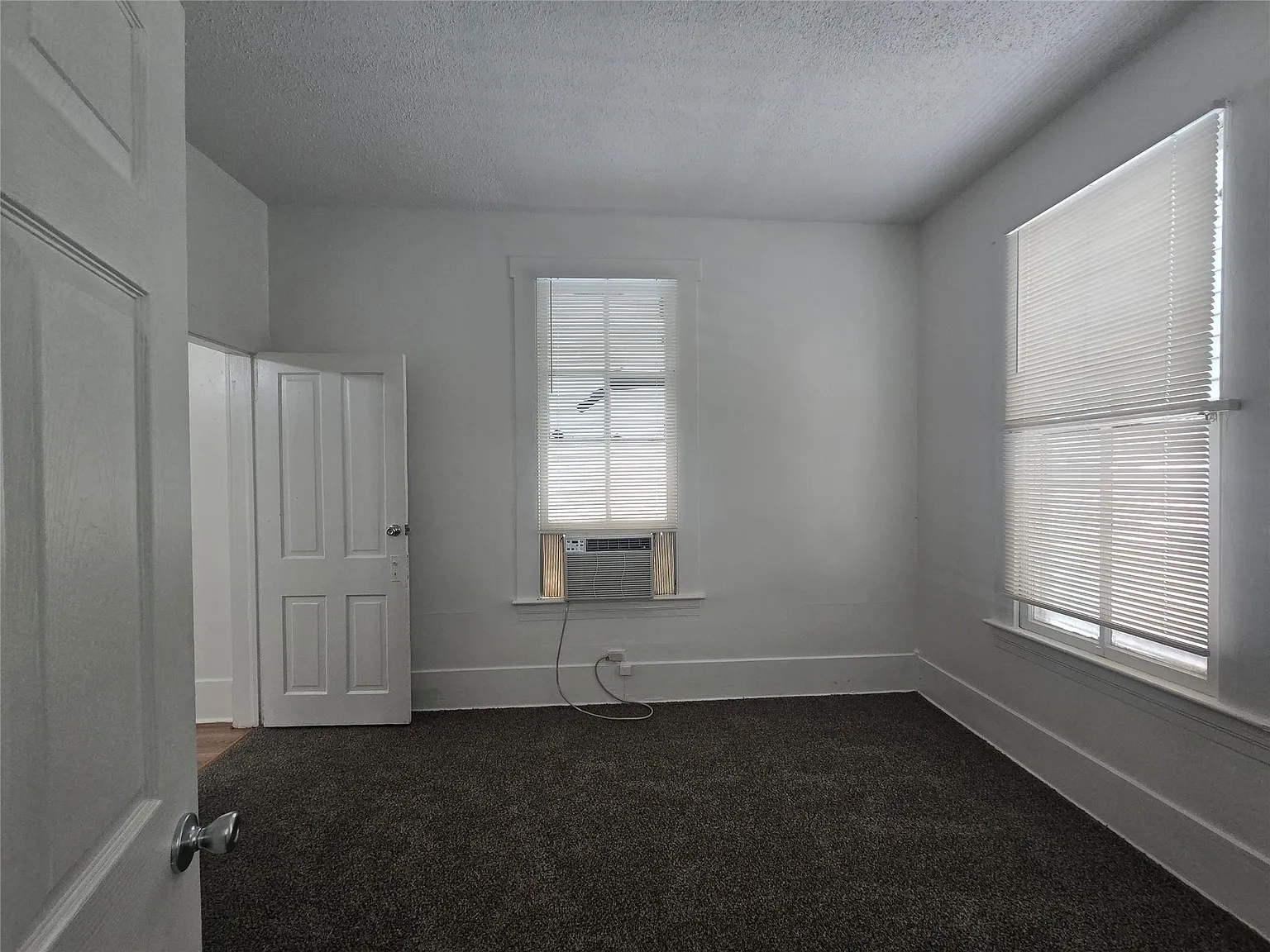 3 bed, 2.0 bath, 878 sqft, $1,800 — Photo 3