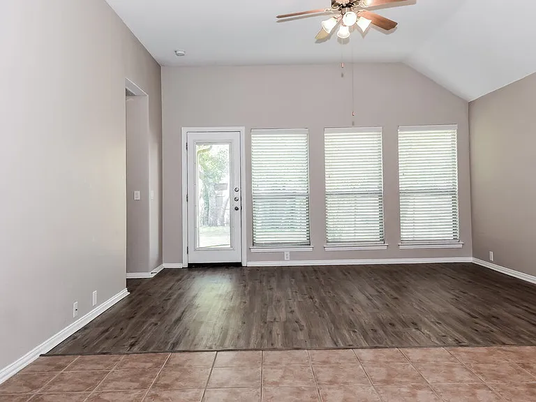2224 Kingsdale Ct — Photo 11