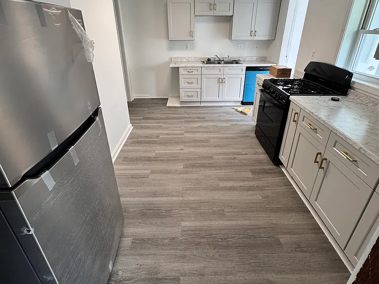 912 W 9th St — Photo 11