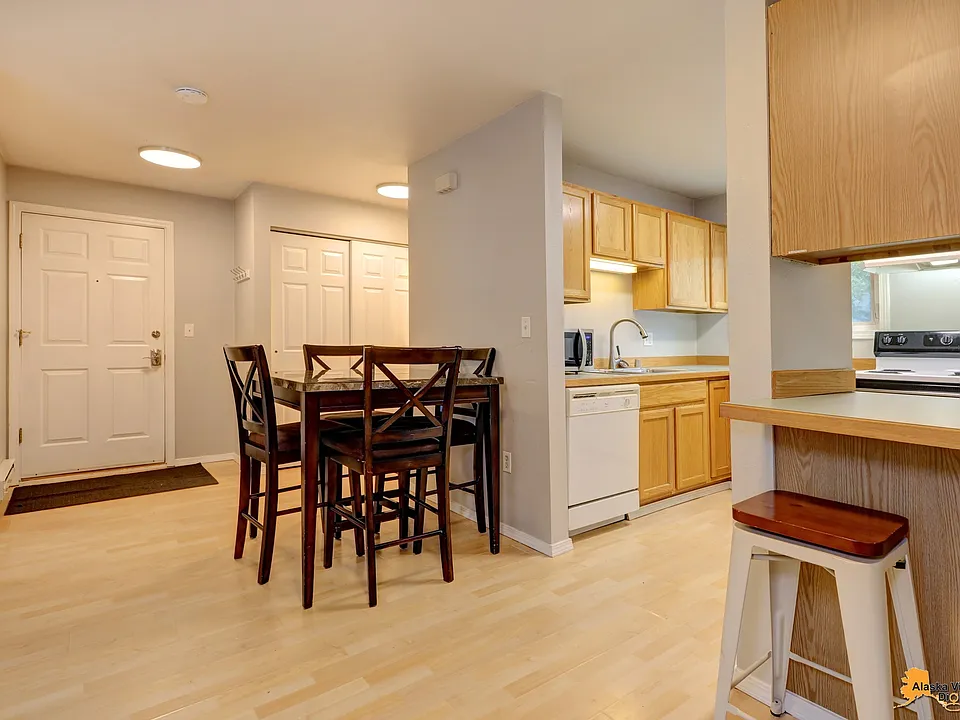 1231 W 7th Ave #2