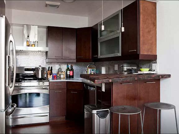4th image of 607 Manhattan Ave #3