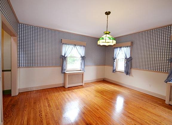 Chair rail & crown molding trim in dining room