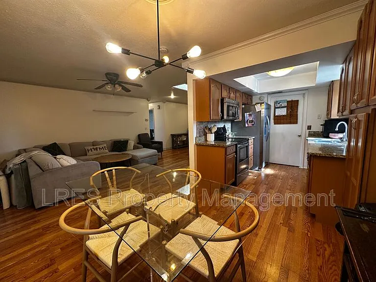910 Sycamore Ln — Photo 4