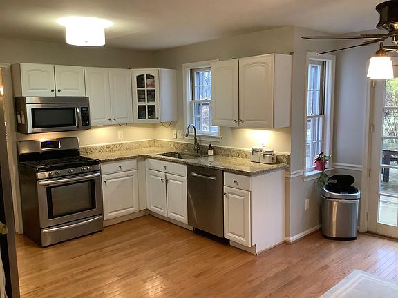 Main level kitchen and breakfast area