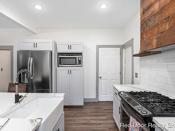 3rd image of 832 Thomas St SE