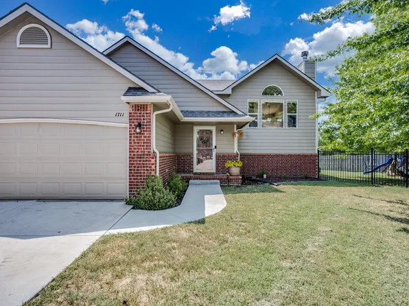 1711 N Sugarberry Ct, Andover, KS 67002