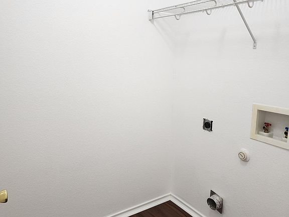 5th image of 219 Sylvan St