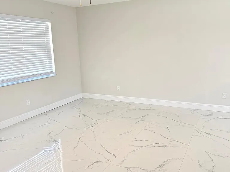 699 NW Riverside Dr — Photo 6