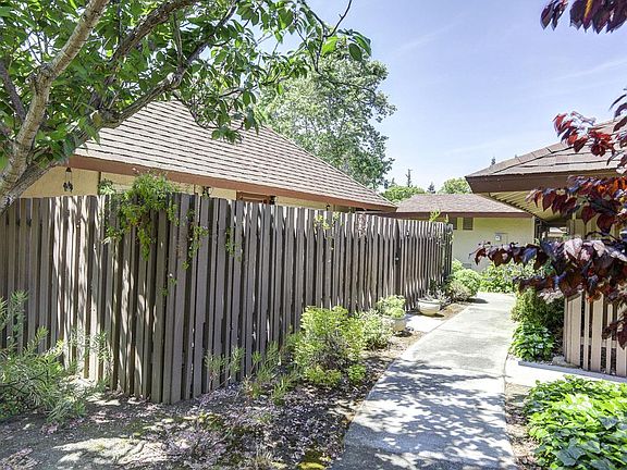 3rd image of 224 Red Oak Dr E APT M