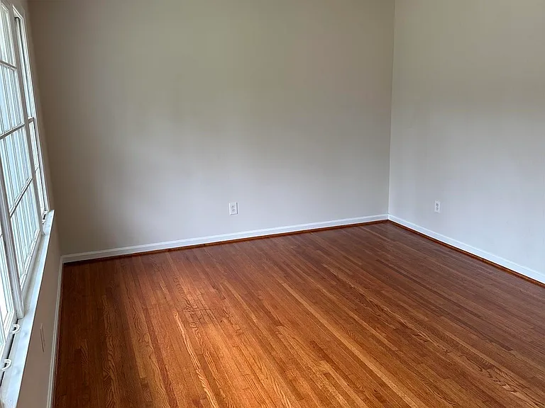 1073 Sherbrooke Cir — Photo 3
