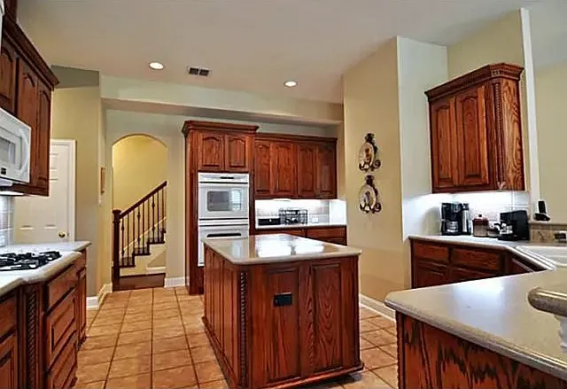8915 Westmont Dr — Photo 6