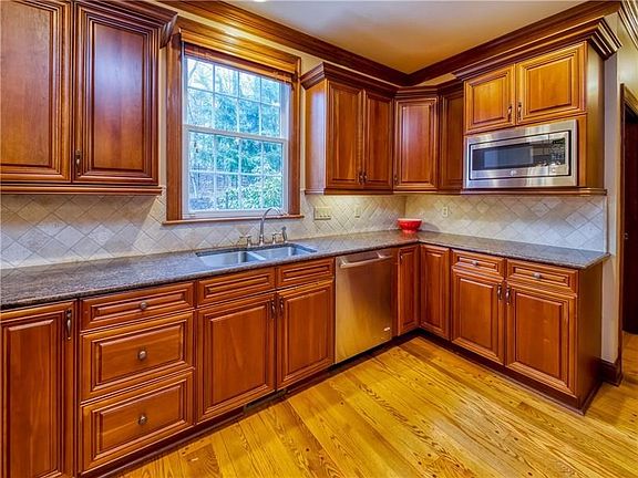 5th image of 176 Oakview Dr