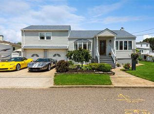 240 44th St, Lindenhurst, NY 11757