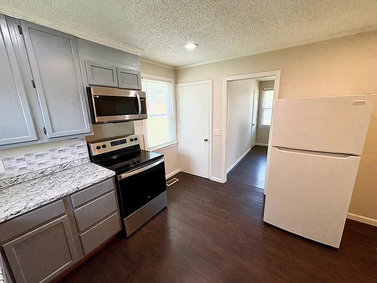 2641 Combs Dr — Photo 20