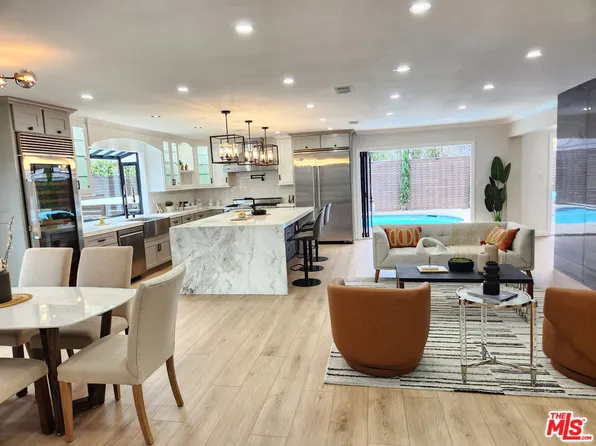 5877 S Chariton Ave, Los Angeles, CA 90056