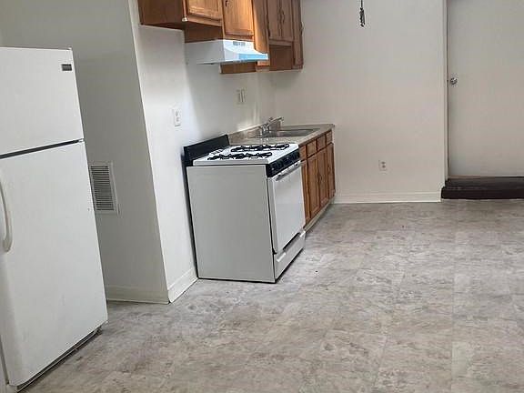 2nd image of 925 S 12th St #2