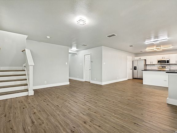 5th image of 8034 Shumard Oak