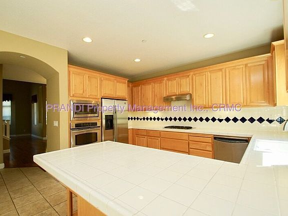 5th image of 19 Waterbury Ln