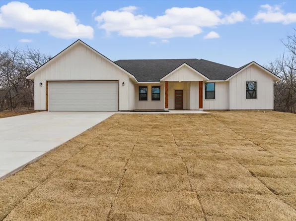 833 Haynie Dr, Runaway Bay, TX 76426