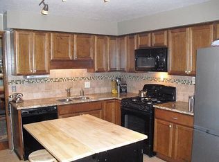 8060 Wright Rd, Broadview Heights, OH 44147