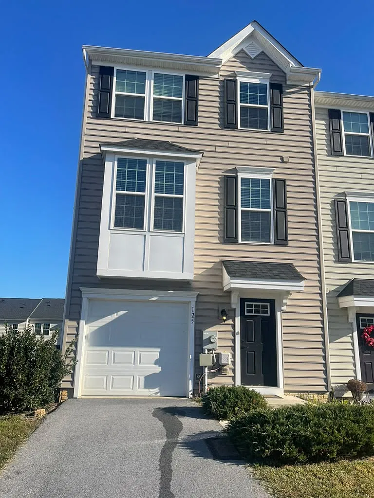 3 bed, 2350 sqft, $2,000 — Photo 1
