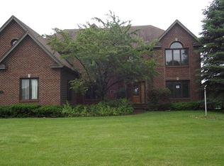 14 N Royal Oaks Dr, Bristol, IL