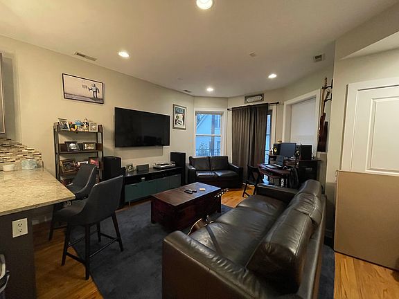 3rd image of 2537 N Sawyer Ave #2A