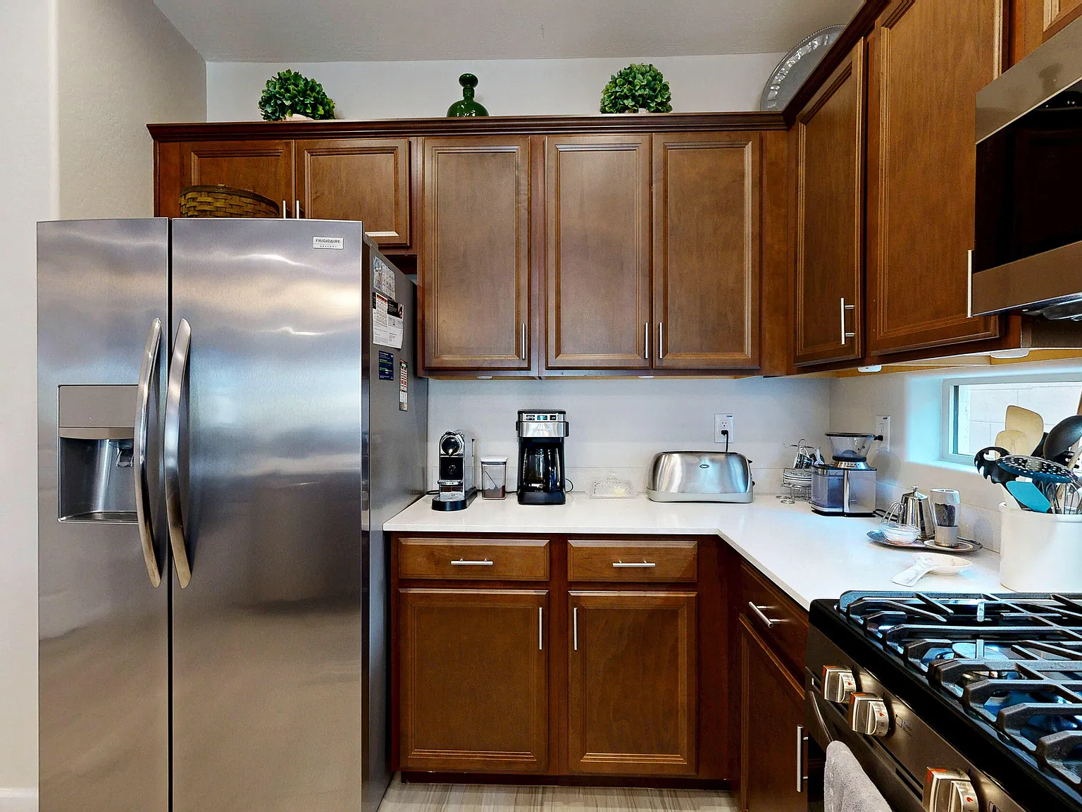 5 bed, 3.0 bath, 1939 sqft, $2,350 — Photo 2