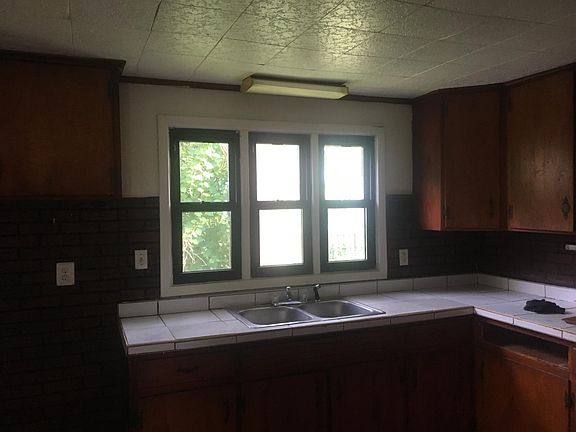 4th image of 29 Millicent Ave #Single